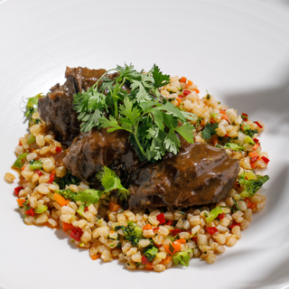 ხბოს ლოყები ბულგურით და ბოსტნეულით