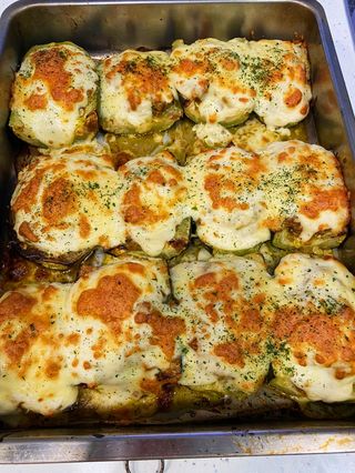 Calabacín gratinado relleno de pollo