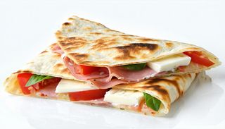 Piadina con crudo, pomodoro e mozzarella