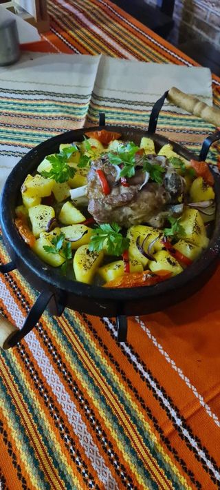 Печен свински джолан с картофи (700г)