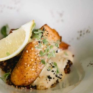 Лосось с лимонным соусом Кеноа