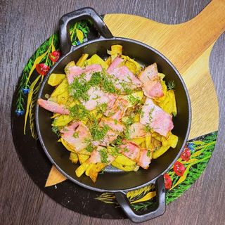 Смажена картопля з цибулею та беконом