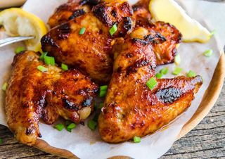 Հավի թևիկներ կծու սոուսով