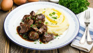 Ficăţei a la lyonesse cu piure de cartofi