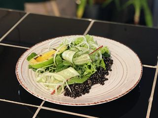 Салат з авокадо-гриль та кіноа (220g)