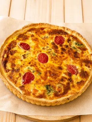 Киш с семгой и брокколи (900г)
