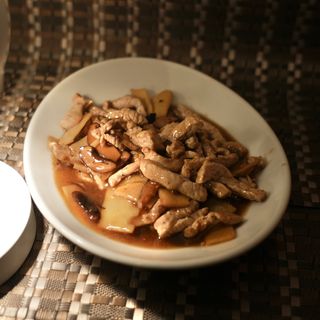 Maiale con bambù e funghi