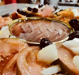 Ensalada De Tomate Con Bonito Y Lata De Anchoas Doble