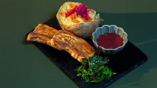 ღორის ნეკნი აჯიკით და გამომცხვარი კარტოფილით