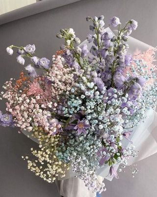 ფერადი გიფსოფილა და დელფინიუმი 