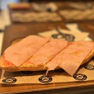 Tomate Natural, Aceite, Sal, York Y Queso (Media Porción)