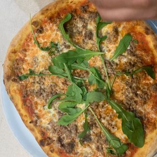 Pizza De Carne Picada Con Rúcula 30 Cm.