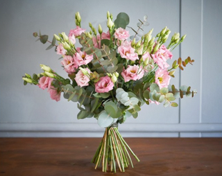 Ramo De Lisianthus Rosa Y Eucalipto