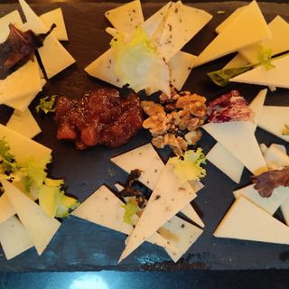 Tabla de Quesos Variados (Ración)