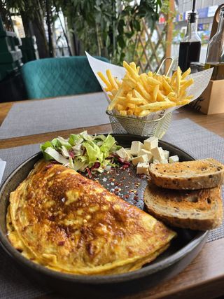 Omleta cu sunca si cascaval