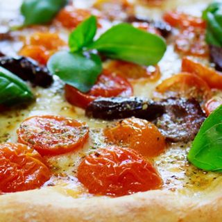 Pizza pomodoro a fette, olive nere e basilico rossa