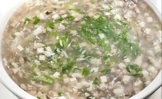 45. Zuppa di manzo, tofu e funghi shiitake