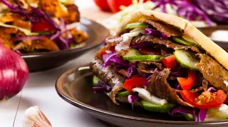 Kebab w bułce z żółtym serem