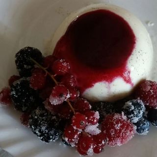 Panna cotta con frutti di bosco