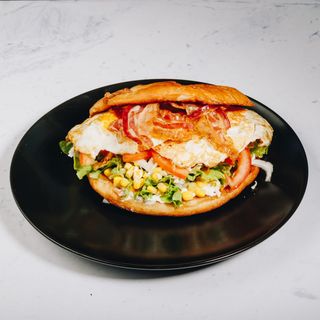 Sendvič sa jajima i slaninom