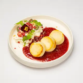 Сырники с малиновым конфи, сливочным муссом и малиной