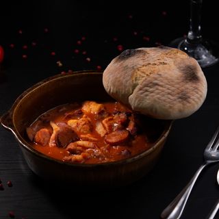 Bob gulas cu smantana, ardei iute si painita pe vatra