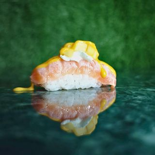 Nigiri flambé mango