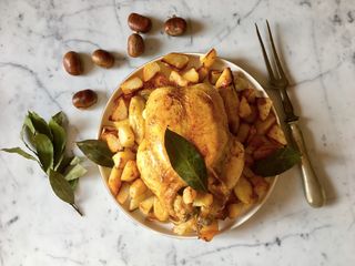 Pollo ripieno di ricotta e castagne su crema di parmigiano, servito con patate dolci