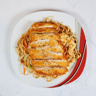 Rezanci s hrskavom piletinom i sezamom