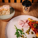 Doručak: Omlette sa graškom + Cappuccino M+ Sharlotka / 2 Oreški