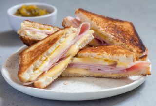 Sándwich caliente jamón York y queso