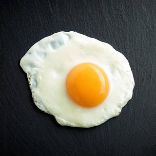 Яйцо жареное