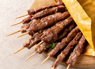 Arrosticini con verdure di stagione