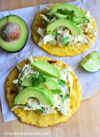 Arepa Con Aguacate Y Queso Fresco