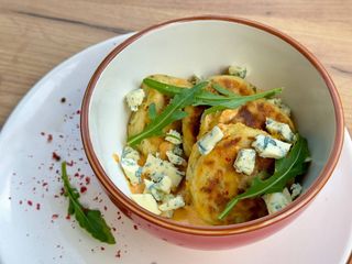 Сирники солоні з соусом том ям