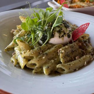 Pasta con pesto e burrata