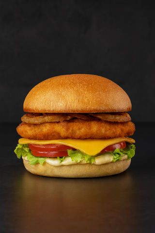 Snitzel Burger cu cartofi wedges 550g + bautura la alegere