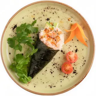 105. Temaki de cangrejo, aguacate, pepino, salsa teriyaki y sésamo