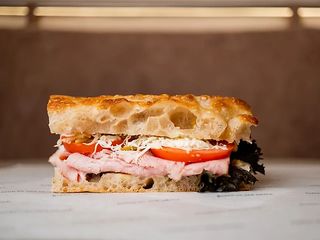 Фокача з прошуто та моцарелою