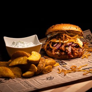 Pulled pork cu sos tzatziki si cartofi wedges