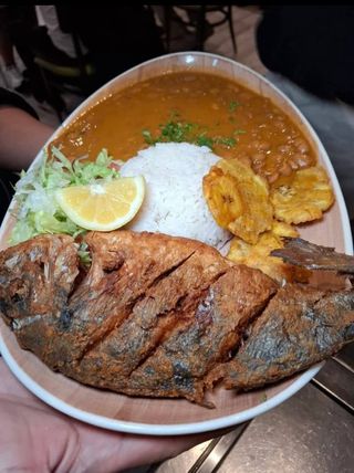 Dorada Frita Con Arroz Y Frijoles