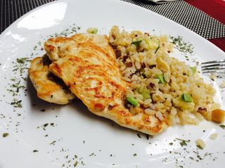 Pileći file sa rižom i grilovanim povrćem + kolač sa makom i vanilijom