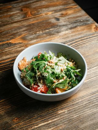 Теплый салат с курицей (253г)