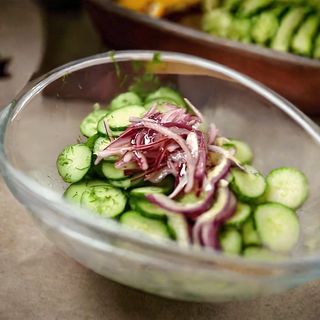 Салата краставици с лук