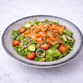 Salmon fusion salata