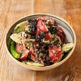 კიტრი-პომიდვრის სალათი ნიგვზით