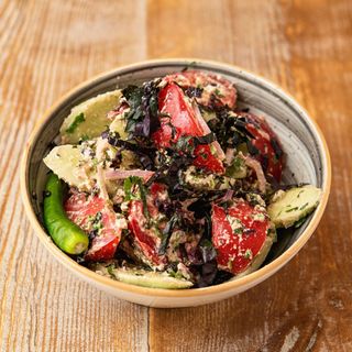 კიტრი-პომიდვრის სალათი ნიგვზით