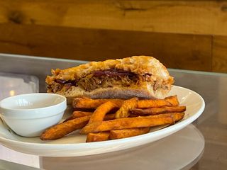 Panino con pulled pork, cipolla caramellata e salsa BBQ