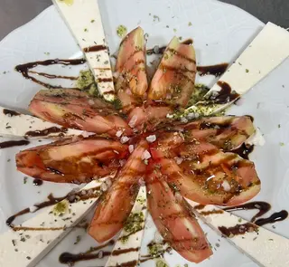 Queso con tomates aliñados