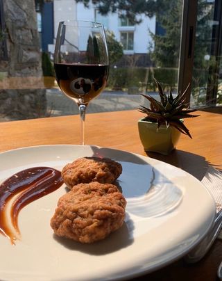 Домашно пържени кюфтета със сос барбекю 